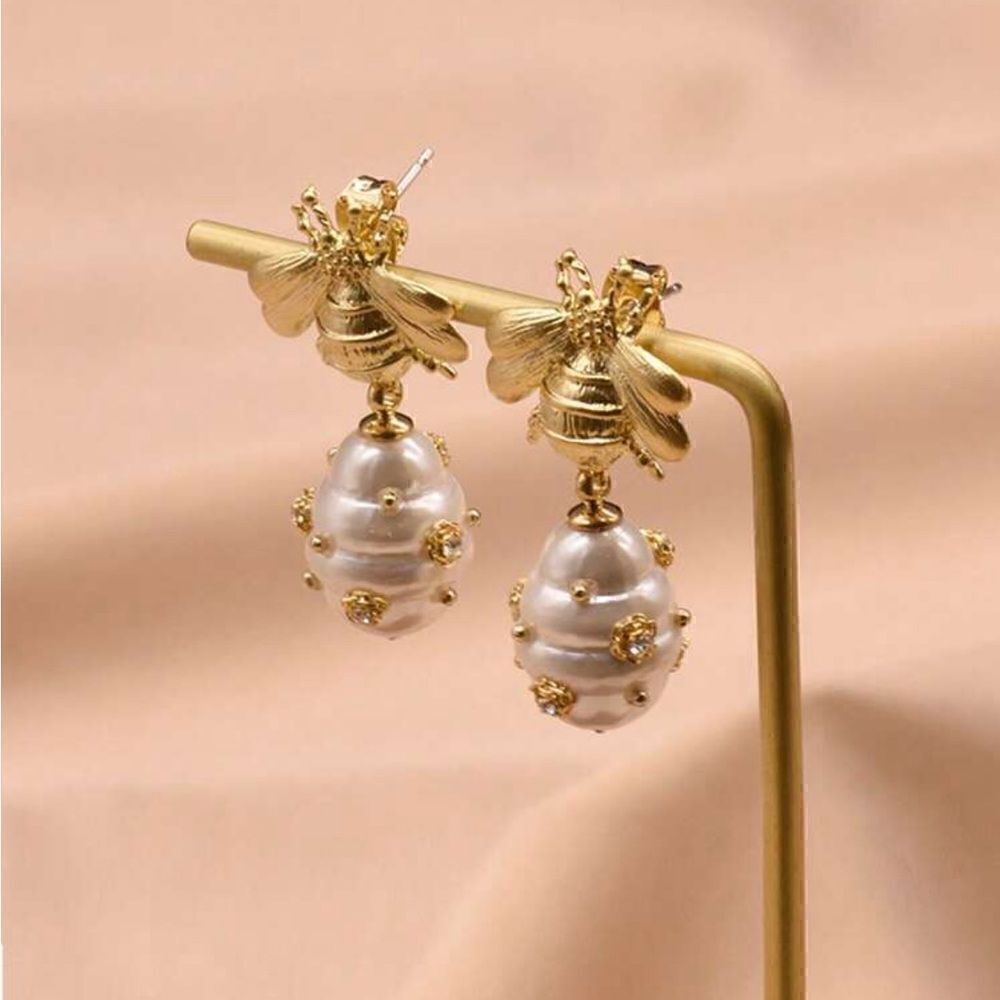 Bee detail earring A473